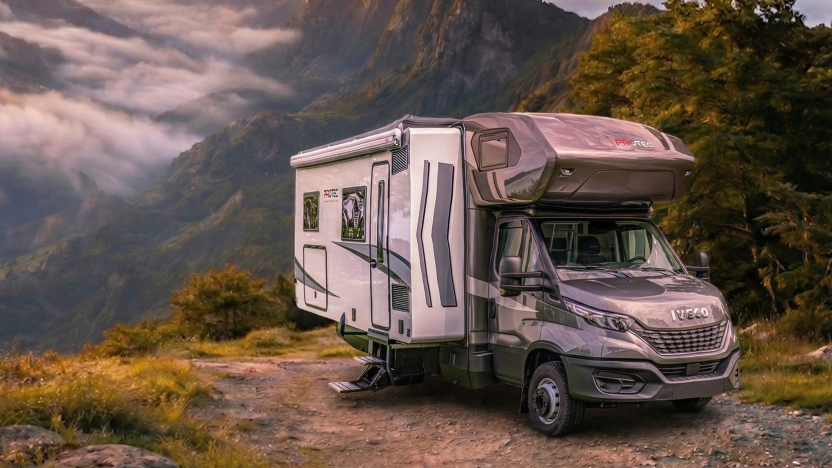 PROTEC Q18 mit ausgefahrenen Slide-Outs in den Bergen