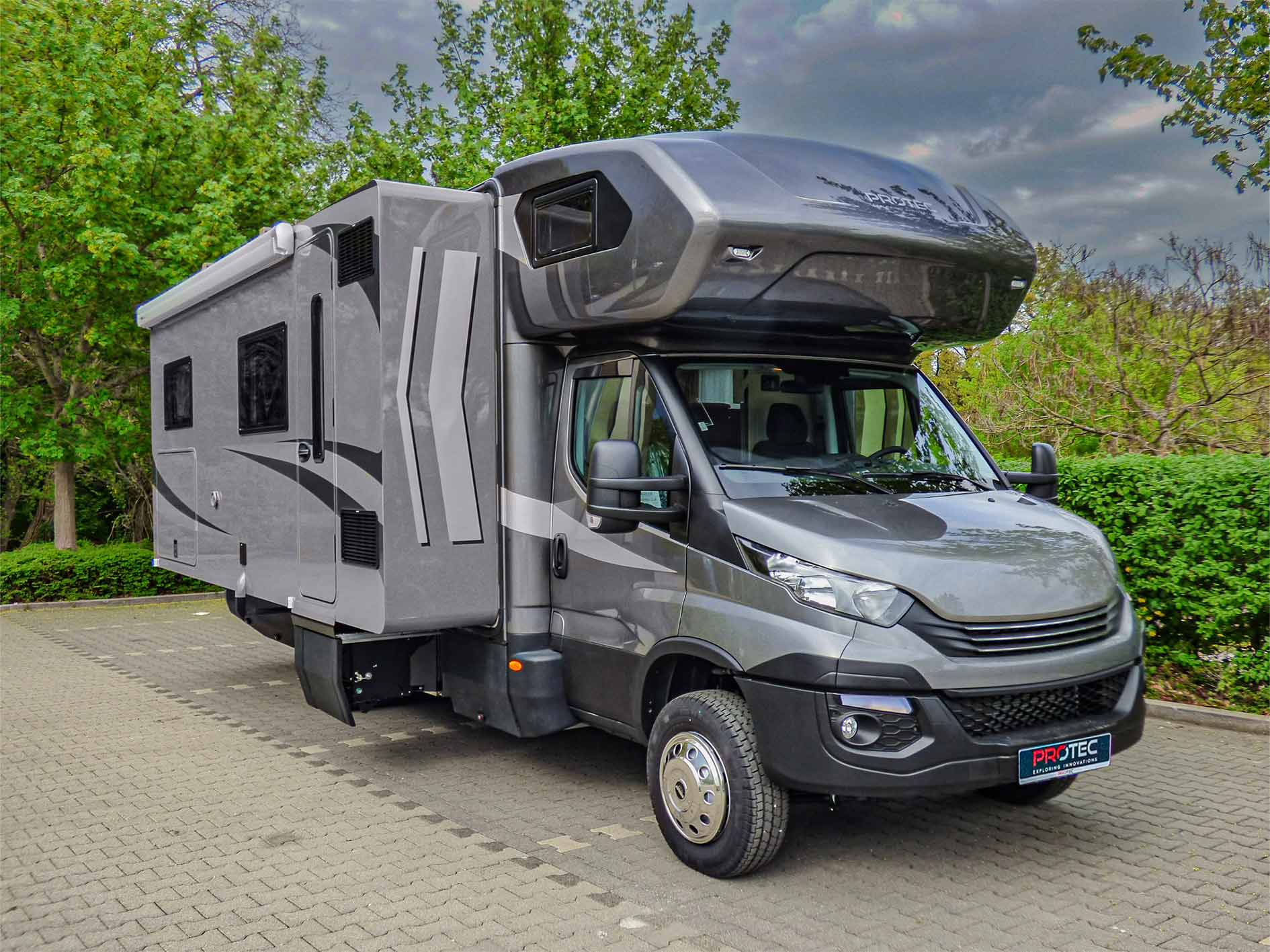 PROTEC Q18 VARIO plus in dunkelgrau-metallic, Frontansicht󠀁󠁻󠀢󠁳󠁩󠁴󠁥󠀢󠀺󠀢󠀶󠀹󠁥󠁡󠀵󠀷󠁡󠁥󠀲󠁡󠀶󠁤󠁥󠀸󠀰󠀶󠀱󠀸󠀱󠀶󠁦󠀸󠁣󠀴󠀢󠀬󠀢󠁤󠁯󠁣󠀢󠀺󠀢󠁳󠁡󠁬󠁥󠀢󠀬󠀢󠁬󠁯󠁣󠁡󠁬󠁥󠀢󠀺󠀢󠁤󠁥󠀢󠀬󠀢󠁦󠁩󠁥󠁬󠁤󠀢󠀺󠀢󠁶󠁥󠁨󠁩󠁣󠁬󠁥󠀮󠁨󠁥󠁲󠁯󠀮󠁩󠁭󠁡󠁧󠁥󠁟󠁡󠁬󠁴󠀢󠁽